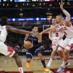 Memphis Grizzlies guard Scotty Pippen Jr. (1) is triple-teamed by Chicago Bulls